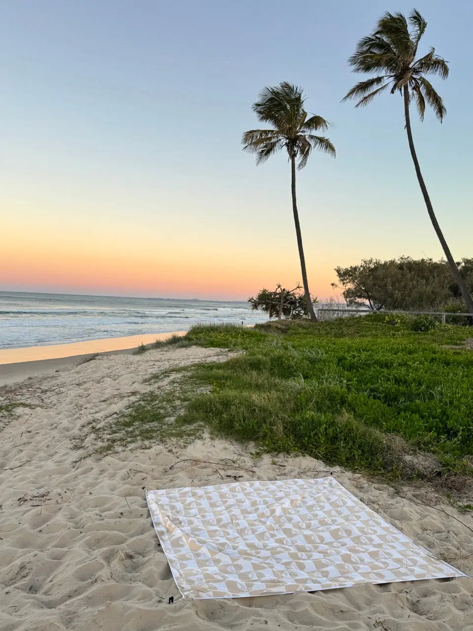 Why a Sand Free Beach Towel Is the Perfect Christmas Present for Beach Lovers - Nomadique Co