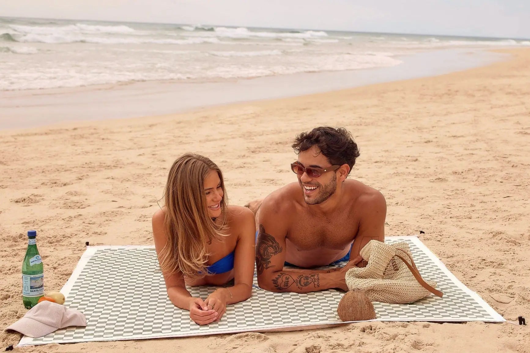 XL_green_checkered_sand_free_beach_towel_with_zip_pocket_and_pegs_australia_best