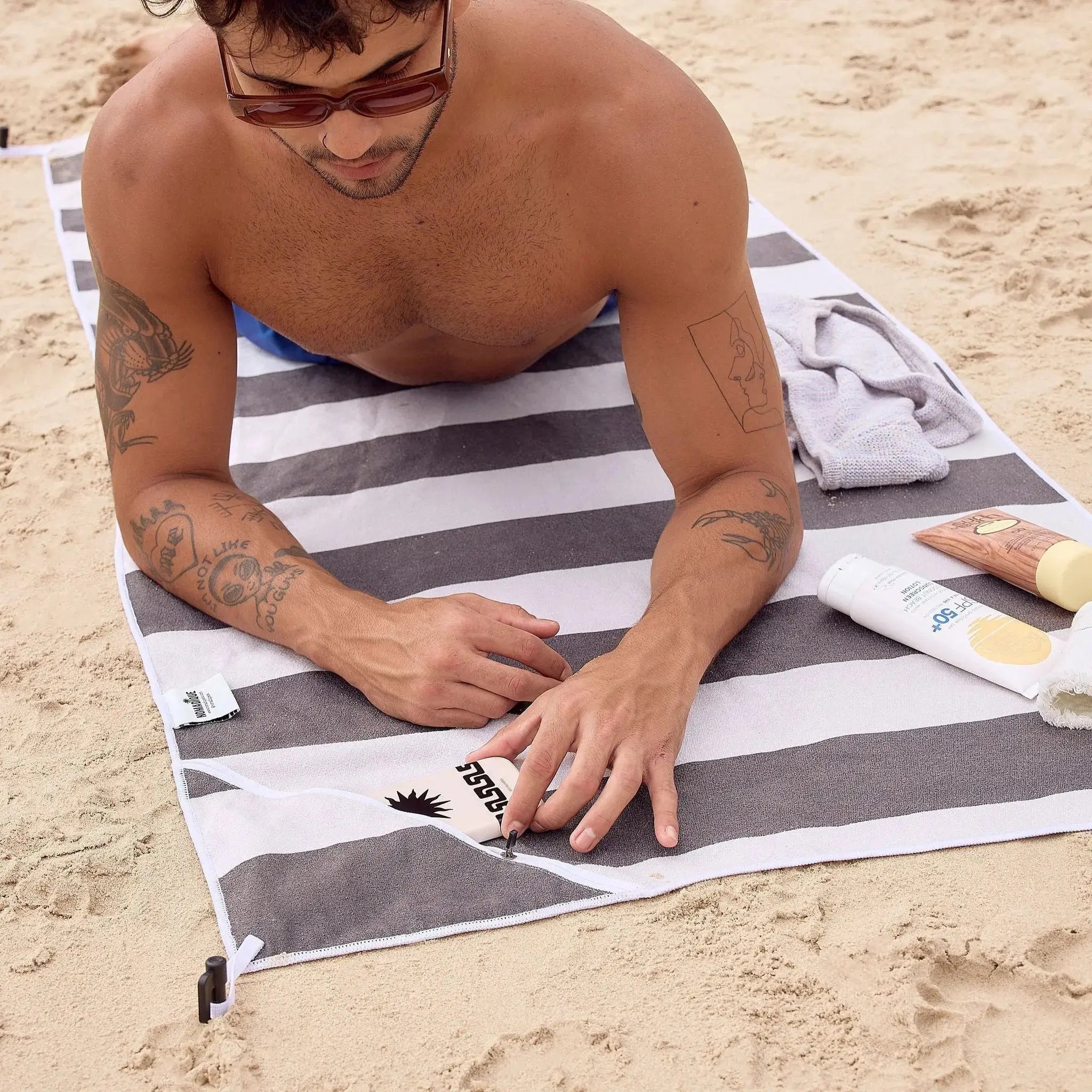 black_white_best_beach towels australia sandfree with pocket