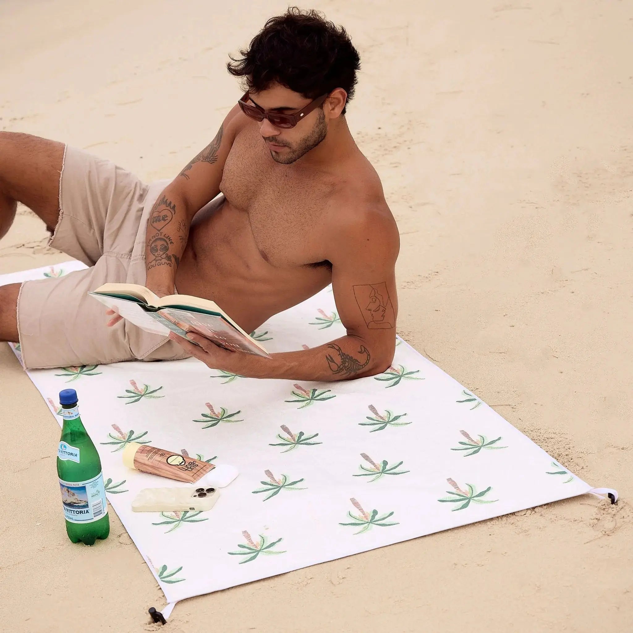cream_palm_best_beach towels australia sandfree with pocket