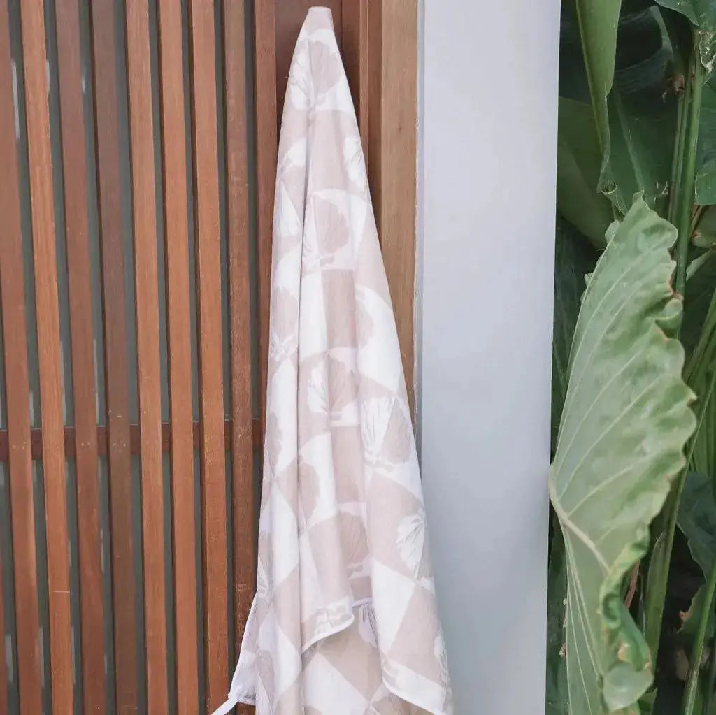 yellow_shell_beach_towel_with_zip_pocket_and_pegs_australia