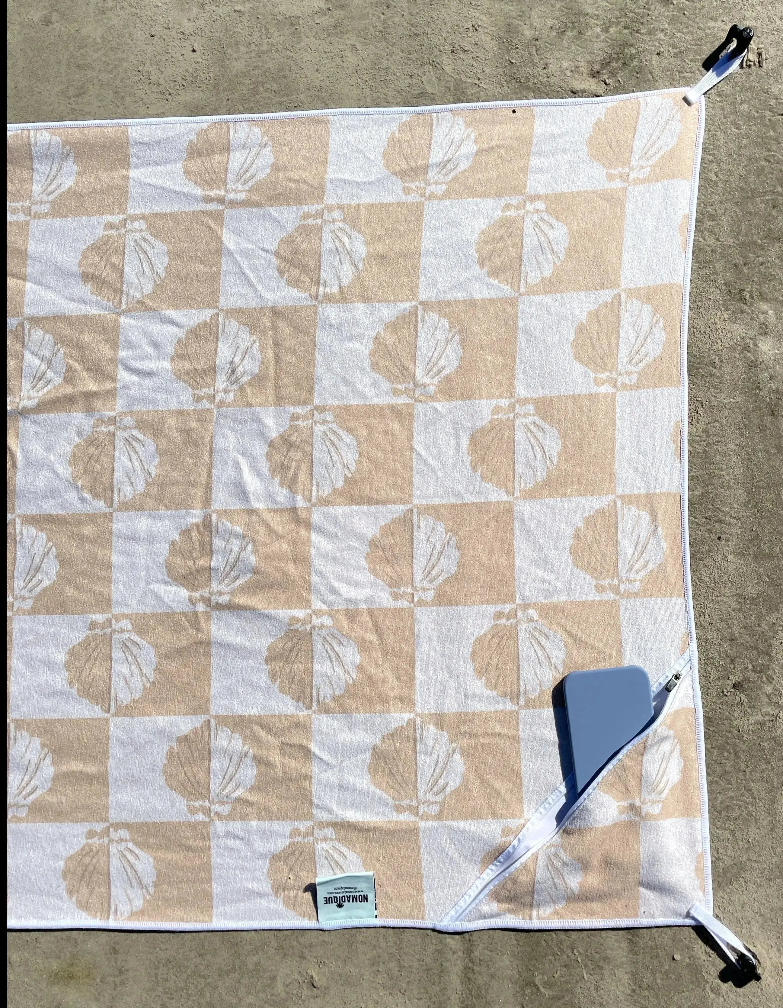 yellow_shell_beach_towel_with_zip_pocket_and_pegs_australia