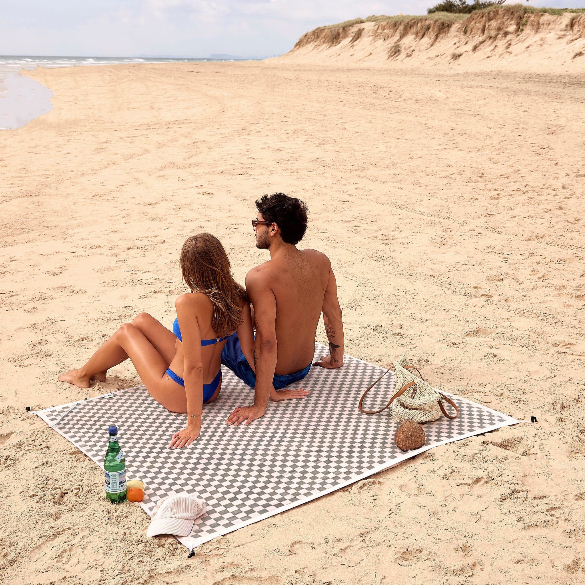XL_green_checkered_beach_towel_with_zip_pocket_and_pegs_australia