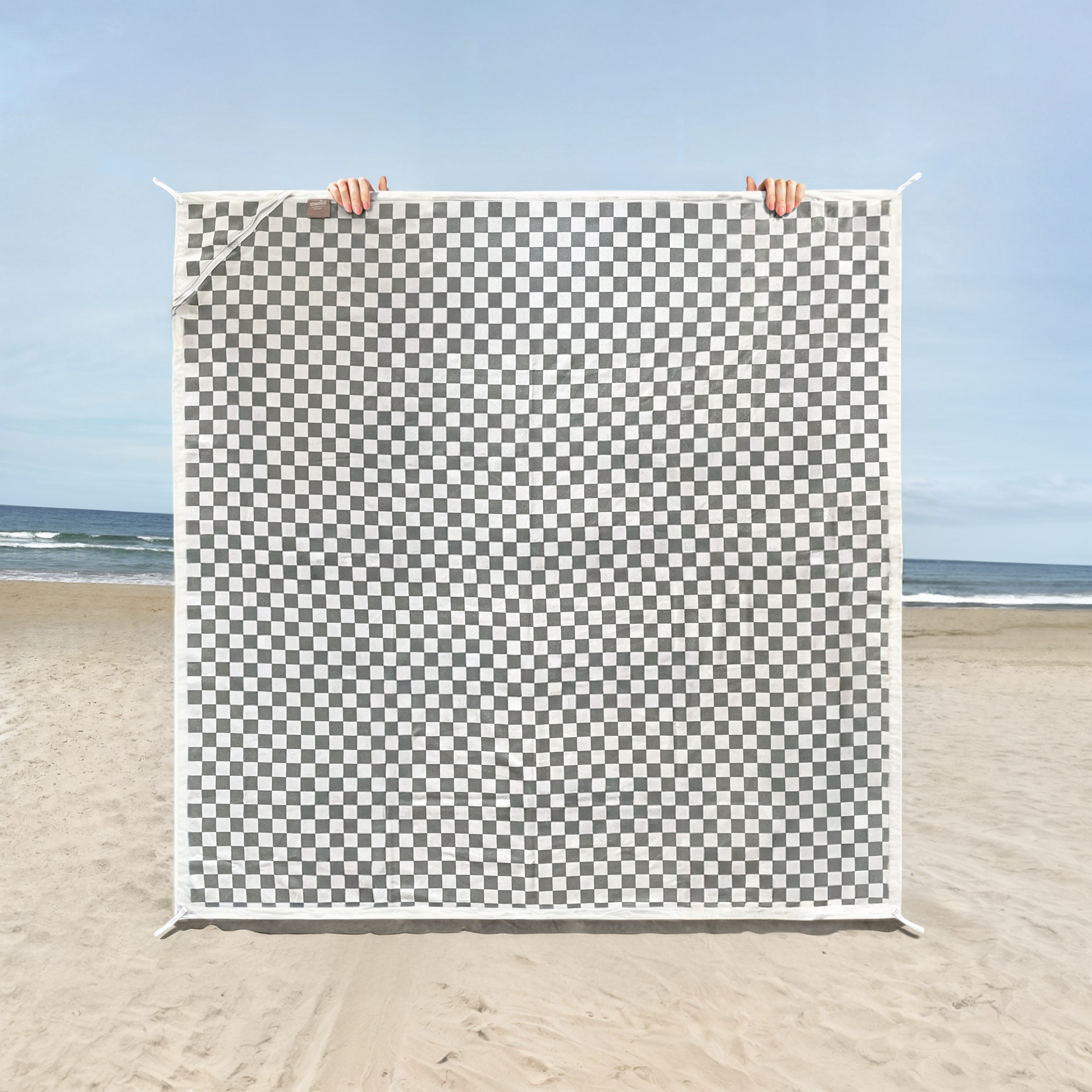 XL_green_checkered_beach_towel_with_zip_pocket_and_pegs_australia_best