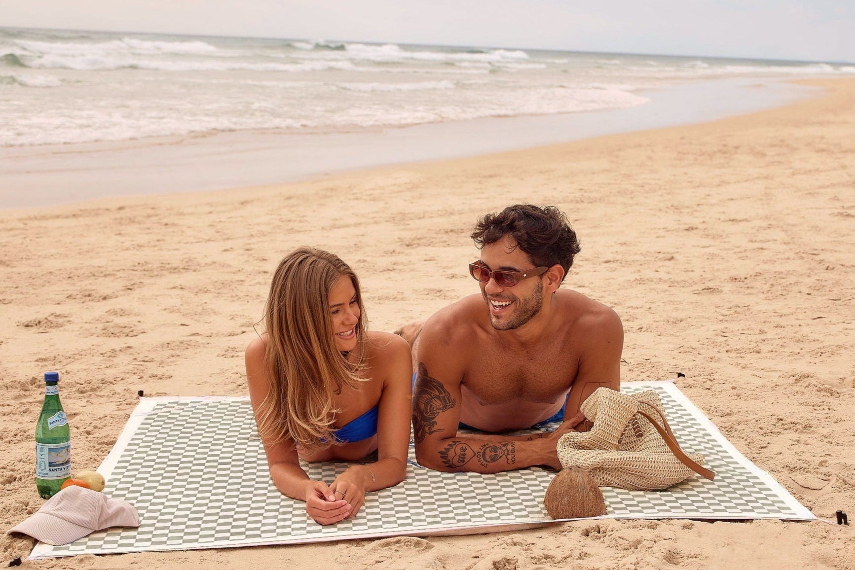 XL_green_checkered_sand_free_beach_towel_with_zip_pocket_and_pegs_australia_best