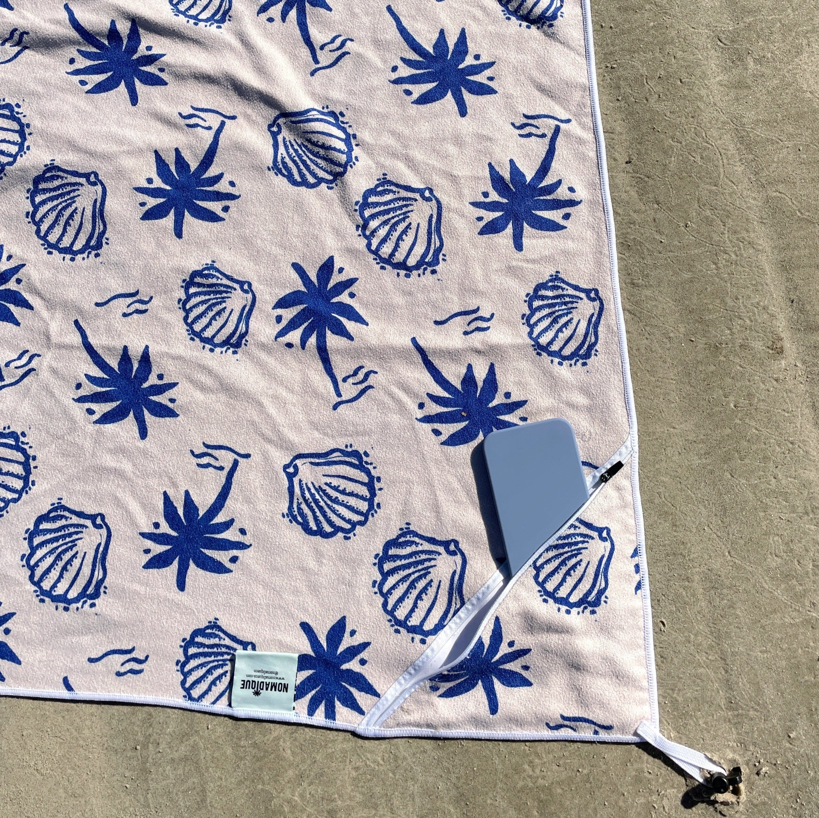 blue_shell_beach_towel_with_zip_pocket_and_pegs_australia