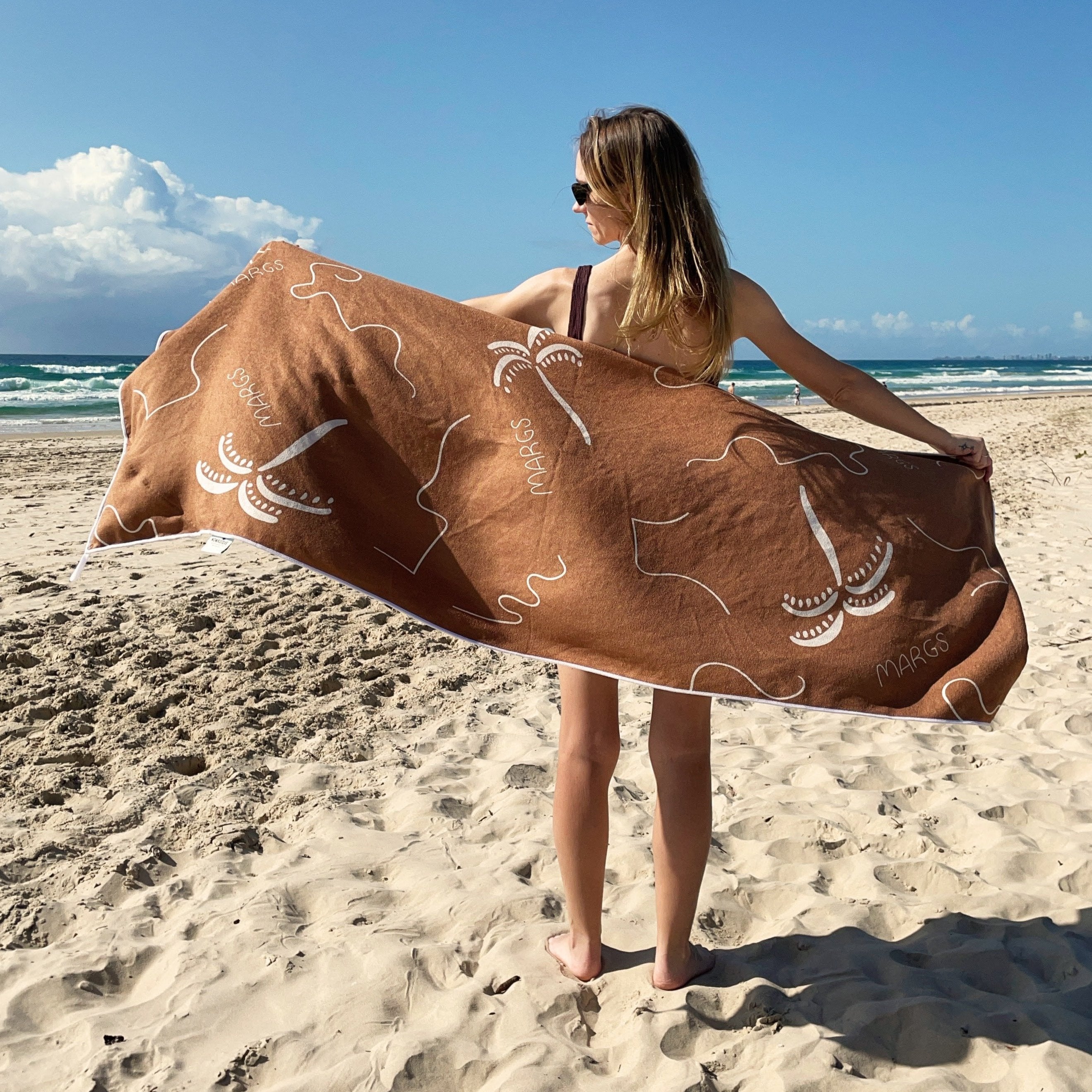 brown_margs_sandfree_beach_towel_with_pocket_australia