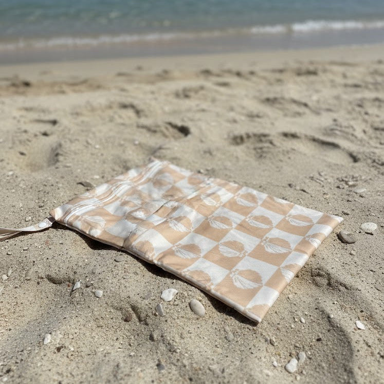 neutral-checkerboard-design-warm-sand-cream-tones-towel-bag-with-zip-pocket